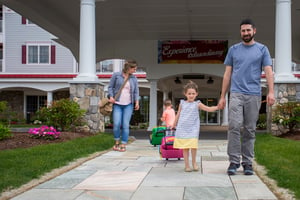 familie die het resort verlaat